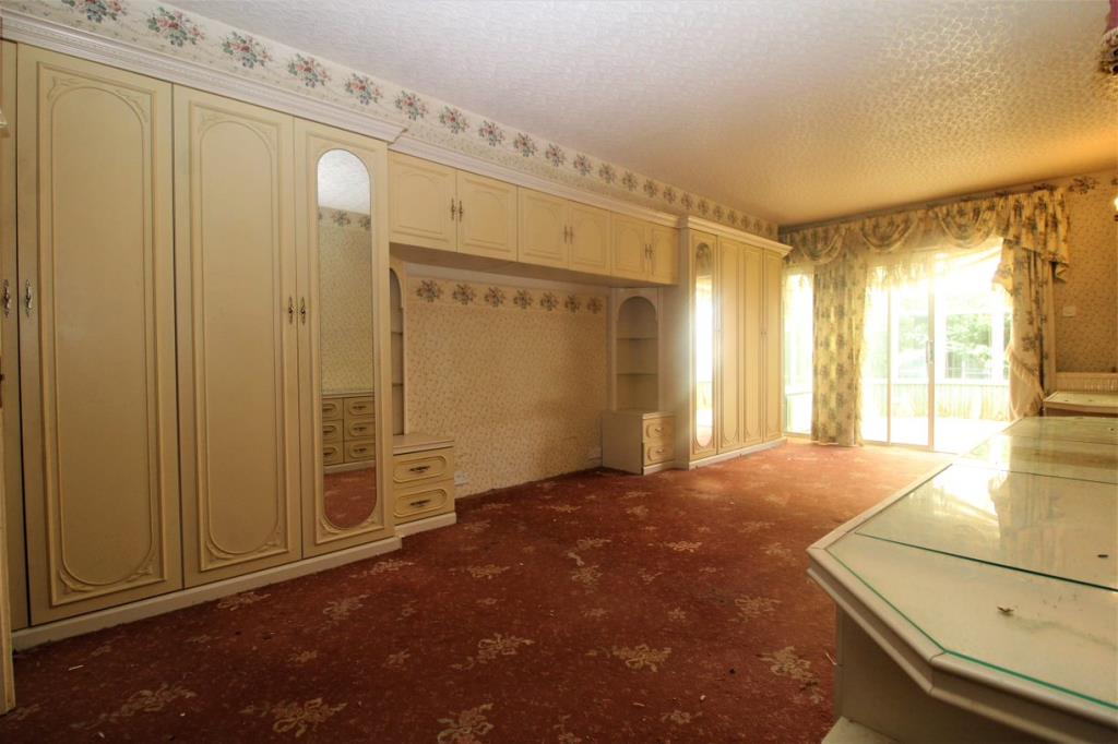 Lot: 30 - SIX/SEVEN BEDROOM HOUSE FOR SUB-DIVISION/EXTENSION -